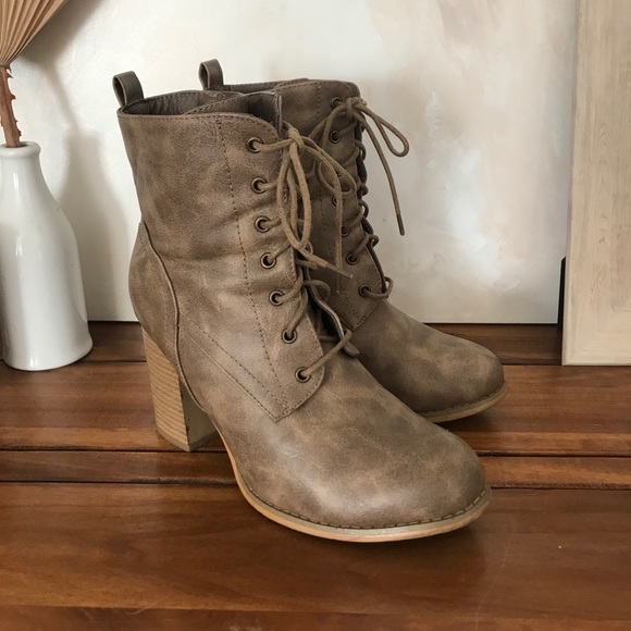 Taupe tan ankle booties - Picture 2 of 5